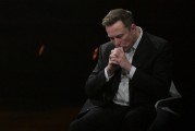 涉县特斯拉股价收涨超3%：特朗普无意沟通，马斯克父亲劝儿子低头